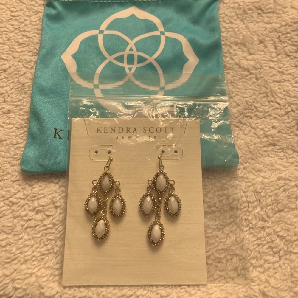 NEW and Never Worn! Kendra Scott Mop, Gold Earrings